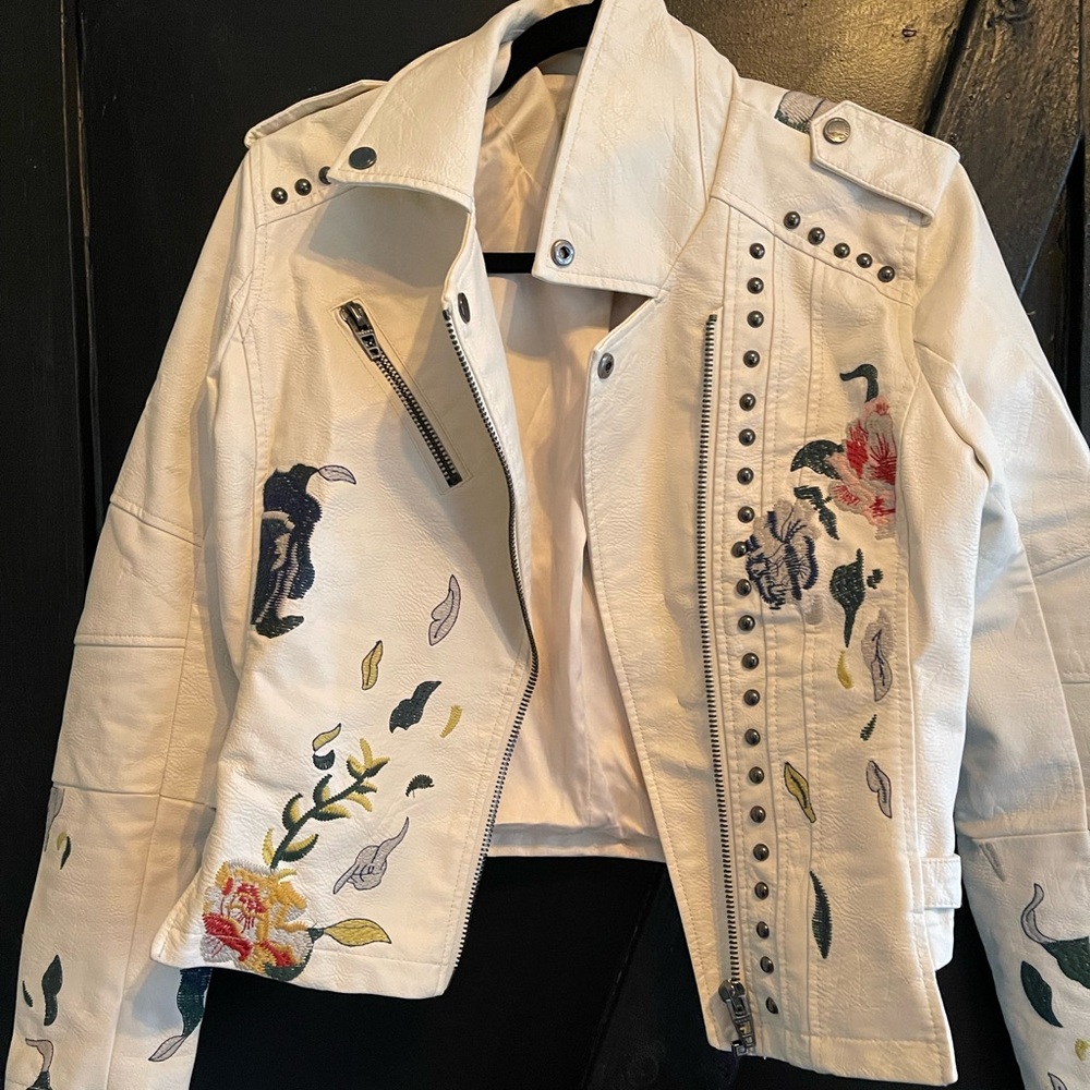 Size small jacket. Imitation leather.